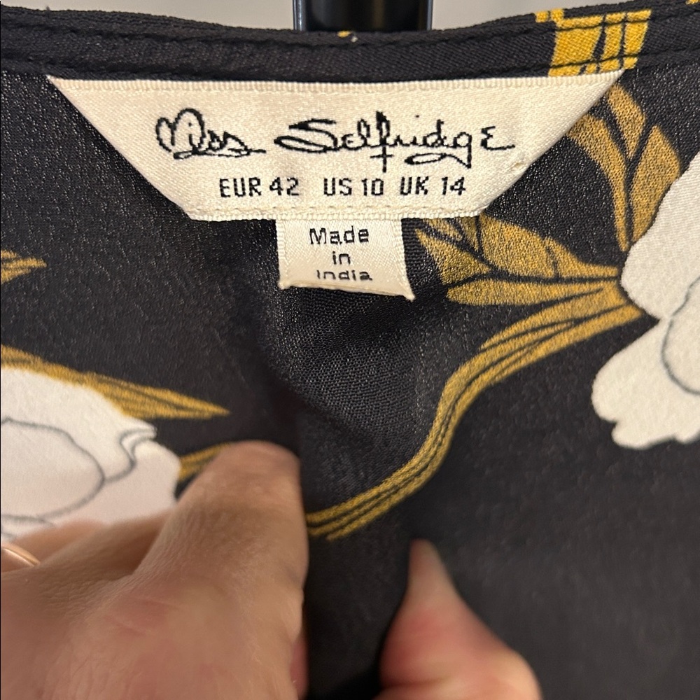 EUC Miss Selfridge Black Floral Long Sleeve kimono/robe. Size 10. - Picture 2 of 5